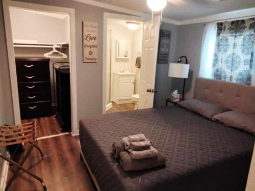 a bedroom with a large bed in a room at 3 Bed 3 Bath House, Conveniently close to everything, Smart Tvs in all rooms whole house to yourself in New Bern