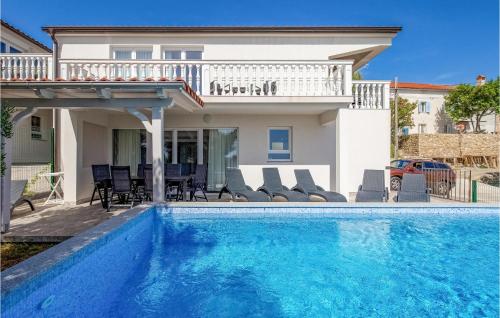 basen przed domem w obiekcie 3 Bedroom Lovely Home In Banjol w mieście Banjol