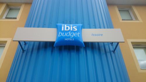 a sign for aubs budget institute on the side of a building at ibis budget Issoire in Issoire