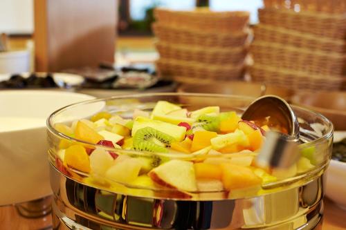 a bowl of vegetables in a food processor with a spoon at Hotel Garni Maria Theresia in Sölden