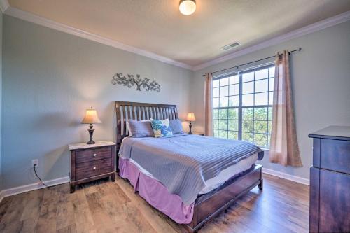 1 dormitorio con cama y ventana en Davenport Condo with Pool Access 10 Mi to Disney, en Kissimmee