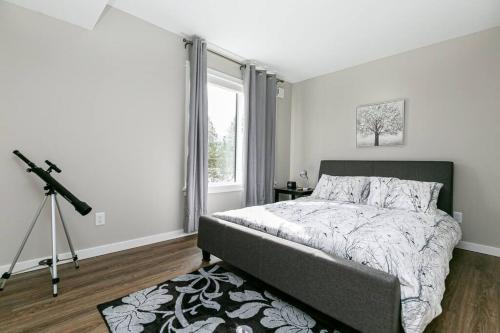 sypialnia z łóżkiem z kamerą na statywie w obiekcie North Shore Estates Getaway w mieście Lake Cowichan
