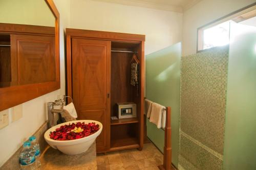 Un baño con lavabo y ducha. en The Studio, en Seminyak
