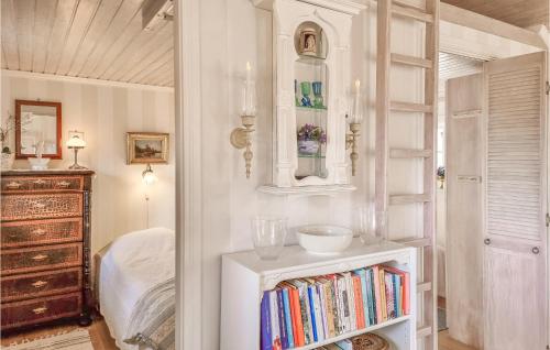 um quarto com um lavatório e uma estante de livros com livros em Gorgeous Home In sa With Wifi em Åsa