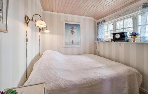 um pequeno quarto com uma cama e uma janela em Gorgeous Home In sa With Wifi em Åsa