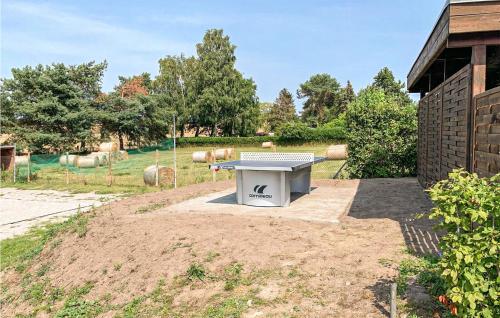 a picnic table sitting in the middle of a yard at 2 Bedroom Nice Home In Mariendorf in Mariendorf