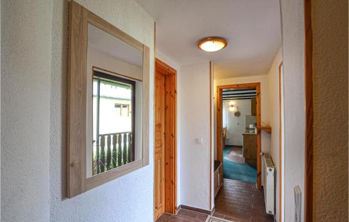 a hallway with a window on a wall at 2 Bedroom Nice Home In Mariendorf in Mariendorf