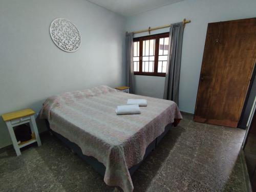 sypialnia z łóżkiem z dwoma ręcznikami w obiekcie Casa Barrio Sur COMODA w mieście San Miguel de Tucumán