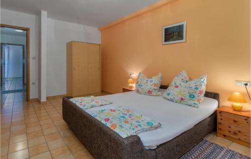 Postel nebo postele na pokoji v ubytování Stunning Apartment In Klenovica With Wifi