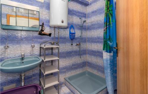 Koupelna v ubytování Stunning Apartment In Klenovica With Wifi