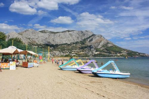 Apartments with a parking space Omis - 15330
