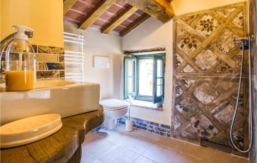 bagno con doccia, lavandino e servizi igienici di Lovely Apartment In Villagrande Di Monteco With House A Panoramic View 