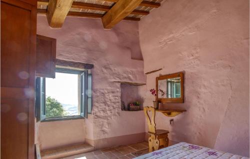 una camera con letto, finestra e specchio di Nice Apartment In Villagrande Di Monteco With Kitchen 