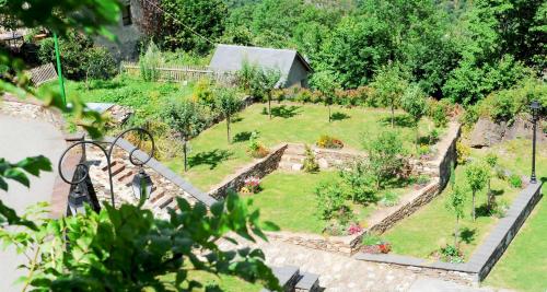 a garden with flowers and plants in it at Hôtel La Grange Aux Marmottes in Viscos