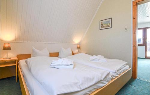 Ένα ή περισσότερα κρεβάτια σε δωμάτιο στο 2 Bedroom Cozy Home In Mariendorf