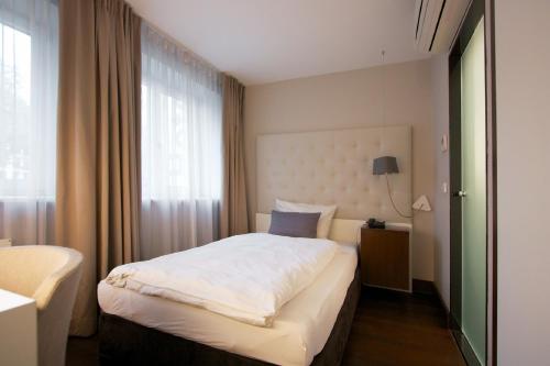 ein Hotelzimmer mit einem Bett und einem Fenster in der Unterkunft Europa Style in Frankfurt am Main