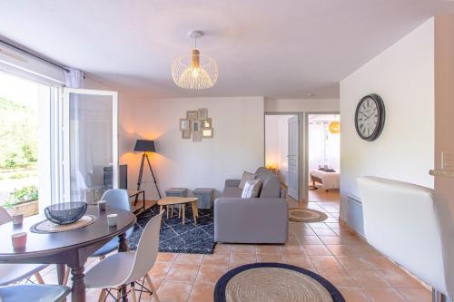 Posezení v ubytování Superbe appartement avec terrasse et vue dégagée