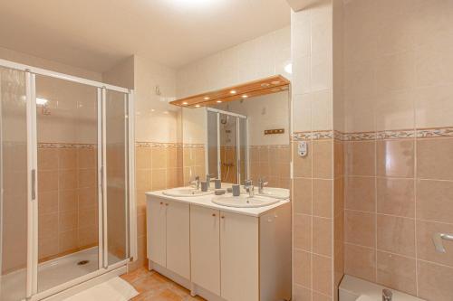 Koupelna v ubytování Superbe appartement avec terrasse et vue dégagée