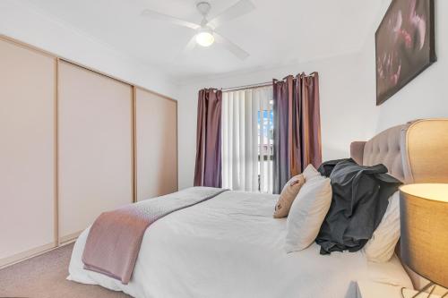um quarto com uma cama e uma janela em Sleepy Shackell - Echuca Moama Holiday Accommodation em Echuca