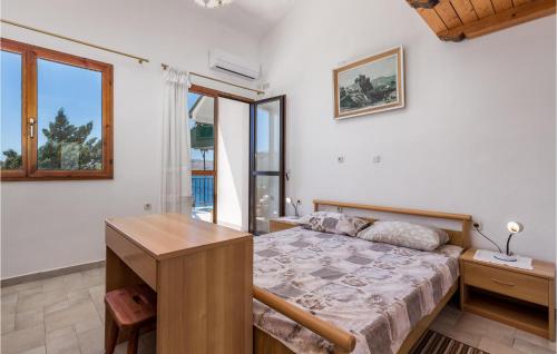sypialnia z łóżkiem, biurkiem i oknem w obiekcie Lovely Home In Josinovac With Wifi w mieście Stinica
