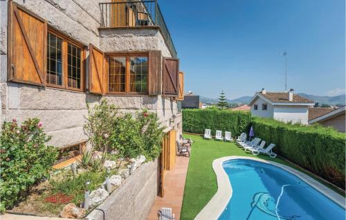 un patio trasero con piscina y una casa en Nice Home In Alella With Outdoor Swimming Pool, en Alella