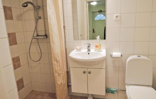 uma casa de banho com um lavatório, um chuveiro e um WC. em Nice Home In Halmstad With Kitchen em Öppinge