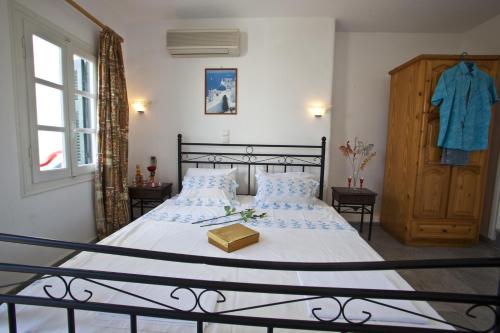Un dormitorio con una cama con una caja. en Something Else, en Agia Anna de Naxos