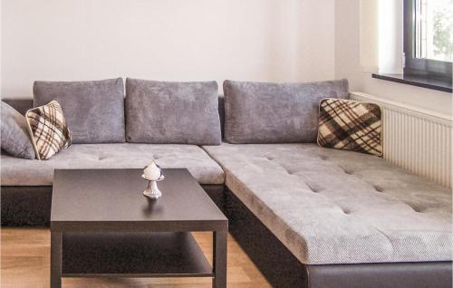 Χώρος καθιστικού στο Nice Apartment In Grzybowo With Wifi