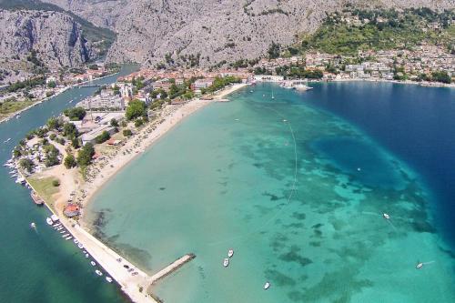 Apartments with parking space Omis - 16497