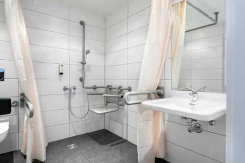 bagno con lavandino e doccia di Hotel Kern garni a Walddorf