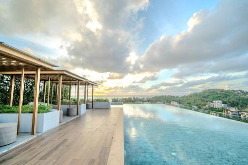 uma piscina no telhado de um edifício em Mida Grande Resort Phuket Official Account em Praia de Surin