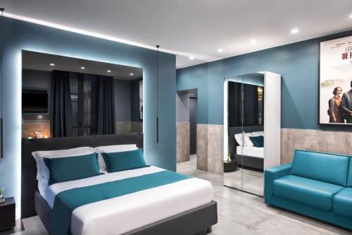 una camera da letto con un letto e una parete blu di Enjoy Art a Napoli