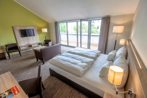 Postel nebo postele na pokoji v ubytování Hotel Hafenresidenz Stralsund