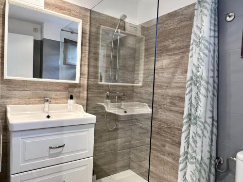 uma casa de banho com um lavatório e um chuveiro em Locky · Espacio y Exclusividad ❅ Pirineos360 ❅ em Sallent de Gállego