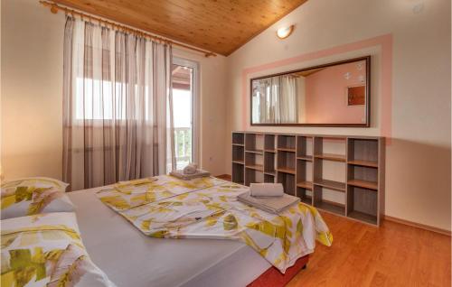 ein Schlafzimmer mit einem großen Bett und einem großen Spiegel in der Unterkunft Lovely Home In Donji Zagon With House Sea View in Donji Zagon