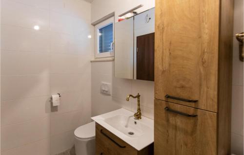 łazienka z umywalką i toaletą w obiekcie Stunning Home In Metkovic With House A Panoramic View w mieście Metković