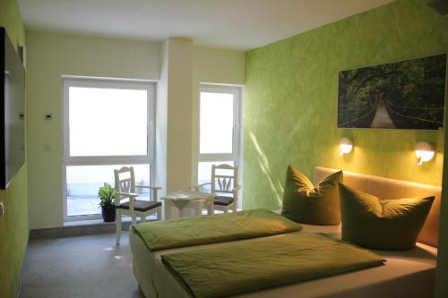 sypialnia z 2 łóżkami, stołem i krzesłami w obiekcie Hotel/Pension Rast& Ruh w mieście Zodel