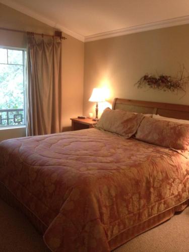 A bed or beds in a room at Del Mar Heights Getaway