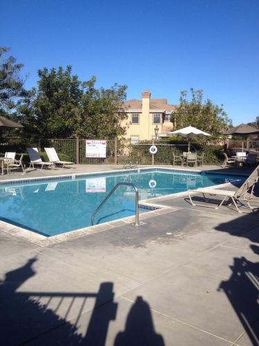 uma pessoa tirando uma foto de uma piscina em Del Mar Heights Getaway em San Diego