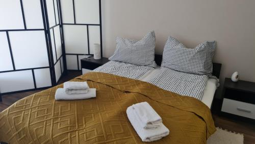 ein Schlafzimmer mit einem Bett mit Handtüchern darauf in der Unterkunft Apartament Villa Concha in Świnoujście