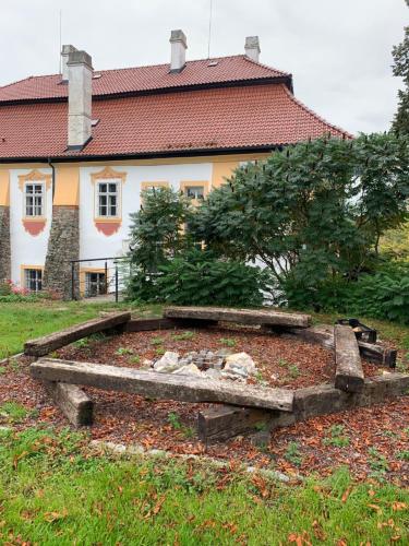 a large garden in front of a house at Zámeček Ostrov in Ostrov