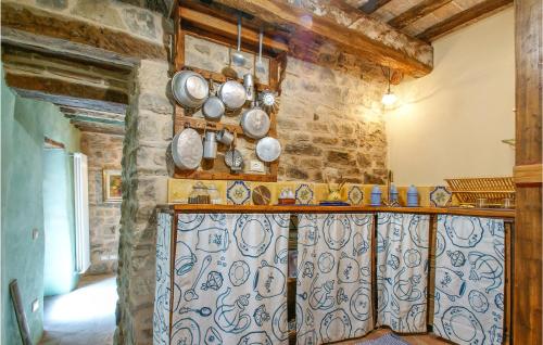 的住宿－2 Bedroom Awesome Apartment In Villagrande Di Monteco，厨房设有墙上的锅碗瓢盆