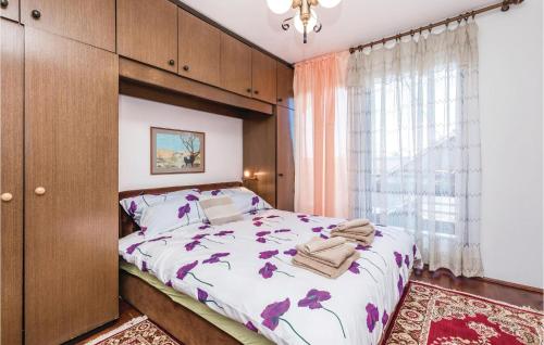 ein Schlafzimmer mit einem großen Bett und einem großen Fenster in der Unterkunft Awesome Home In Plaski With Wifi in Plaški