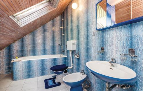 Et badeværelse på Awesome Home In Plaski With Wifi
