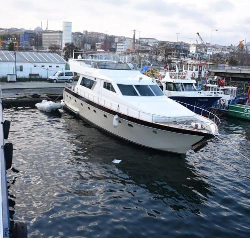 Yetkin Tekne في بودروم: يتم رسو قارب أبيض في الميناء
