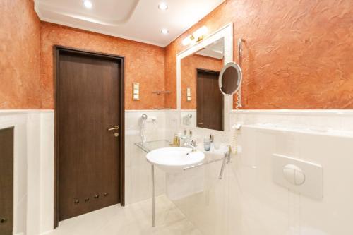 a bathroom with a sink and a mirror at Rezydencja Czantoria & Spa in Ustroń