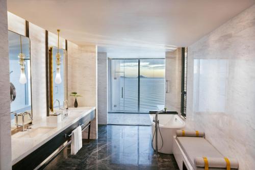 Koupelna v ubytování Hoiana Hotel & Suites
