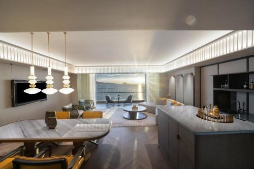 Ruang duduk di Hoiana Hotel & Suites