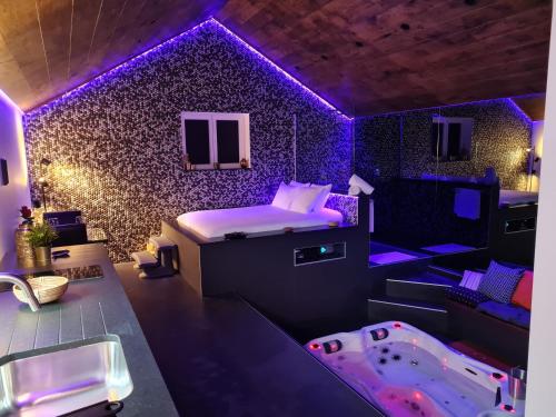 Habitación con cama e iluminación púrpura en Ocove, en Durbuy