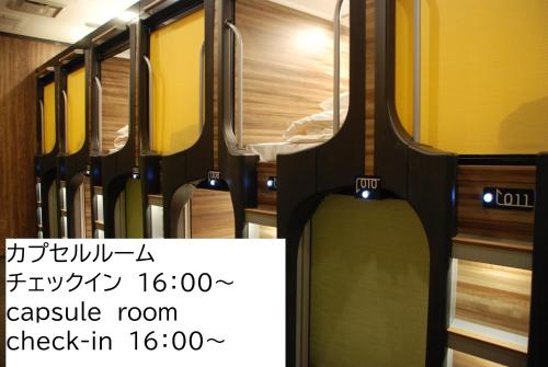 eine Reihe von Bussen mit einem Schild vor ihnen in der Unterkunft Kokusai Hotel Yamaguchi in Yamaguchi